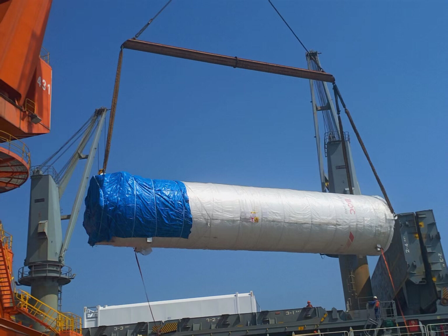 33-Tonne industrial machinery transport